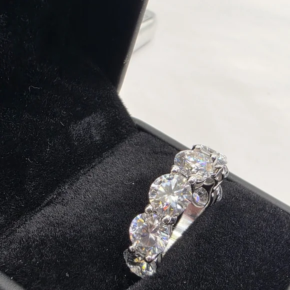 💎 7-Carat Moissanite Silver Ring – Brilliant D-Color Stones, S925 Silver - Picture 3 of 7